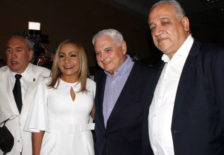 El exmandatario Martinelli (lila) acudió a la Asamblea en el día de ayer. Víctor Arosemena.