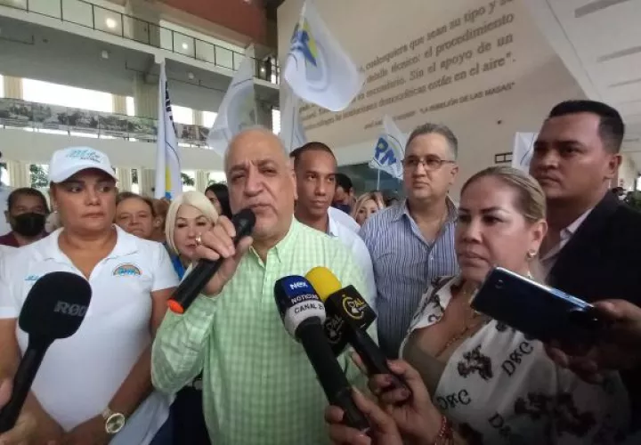 Un grupo de militantes de Realizando Metas llegaron hasta la sede del Tribunal Electoral. Foto: Víctor Arosemena