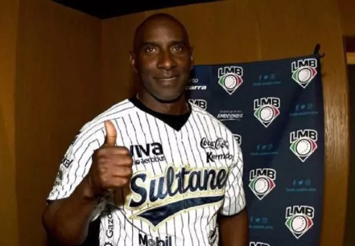 Roberto Kelly, piloto de los Sultanes de Monterrey. Foto:Twitter