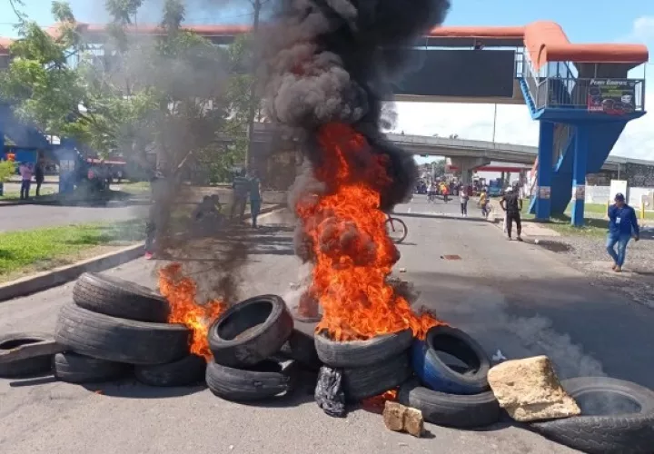 Los manifestantes procedieron a quemar llantas. Foto: Melquiades Vásquez 