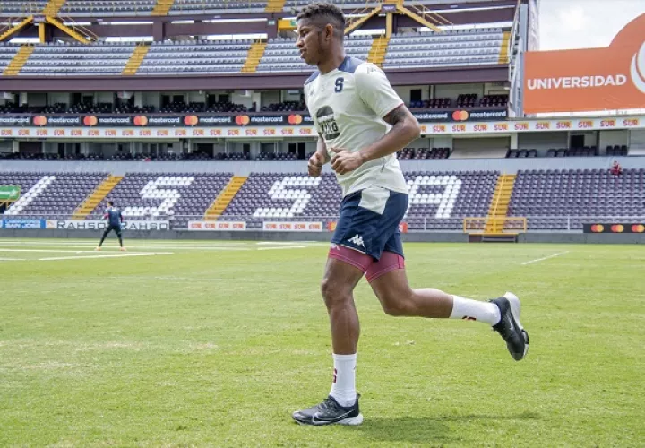 Fidel Escobar entrena en el estadio Ricardo Saprissa. Foto: Twitter
