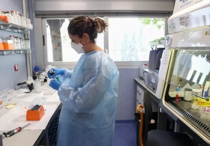 En un laboratorio analizan muestras de la viruela del mono, en una fotografía de archivo. Foto: EFE / Kiko Huesca