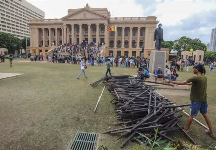 Personas permanece en el exterior del palacio presidencial de Sri Lanka. EFE