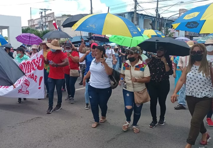 Docentes, productores y grupos organizados se movilizaron a la Gobernación de Veraguas. Foto: Melquiades Vásquez