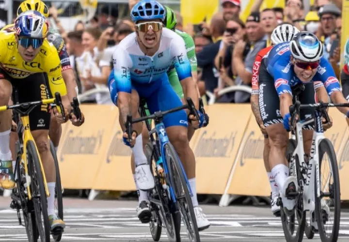 El belga Wout Van Aert estrenará la semana con el maillot amarillo. Foto:EFE