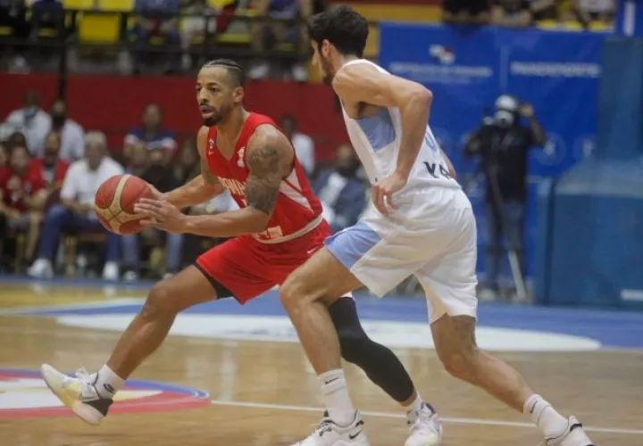 Trevor Gaskins (rojo) de Panamá y Leandro Bolmar de Argentina. Foto:EFE