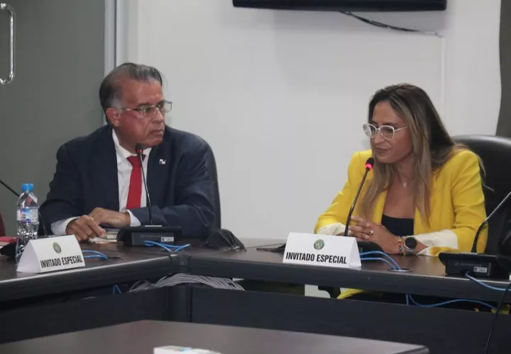 El titular del MIDA, Augusto Valderrama y la administradora de la ARAP, Flor Torrijos. Foto: Cortesía ARAP