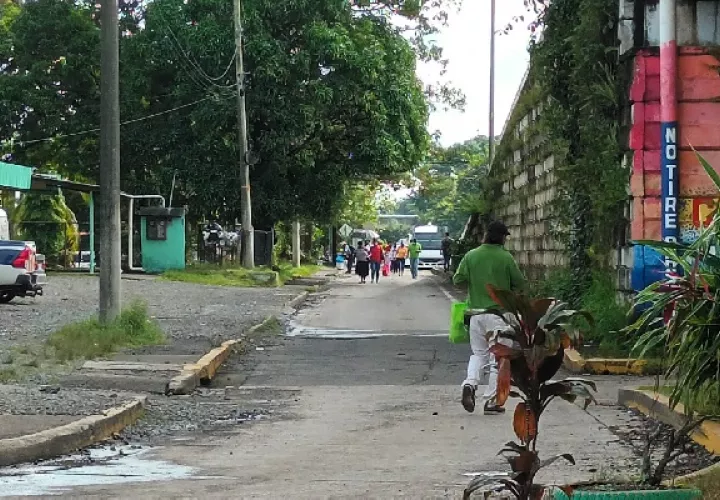 Una gran cantidad de personas se han visto afectadas con los cierres de la vía principal de Santiago. Foto. Melquiades Vásquez 