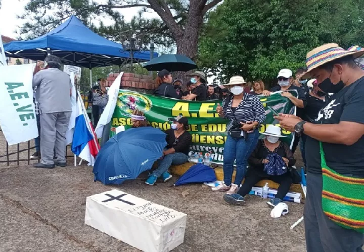 Grupos de educadores llevan a cabo una protesta. Foto. Melquiades Vásquez