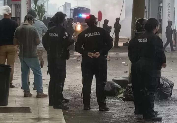 Se dieron enfrentamientos con piedras y gases lacrimógenos. Foto: Melquiades Vásquez