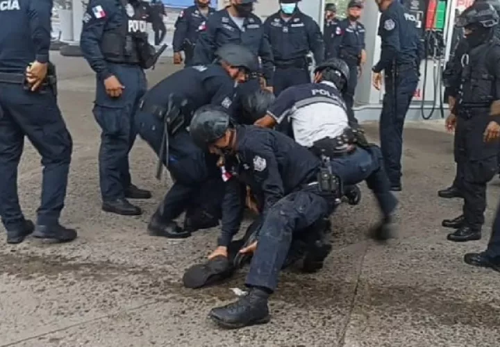 La Policía cuando procede a arrestar a un manifestante. Foto: Melquiades Vásquez