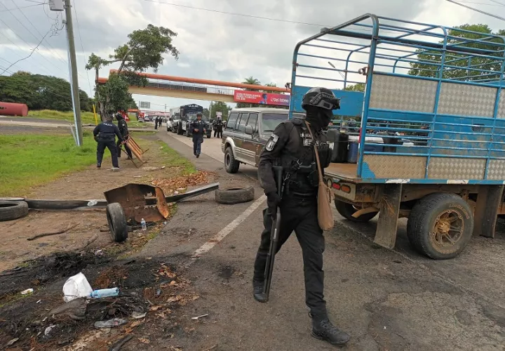 La Policía Nacional procede a desalojar a los manifestantes. Foto: Melquiades Vásquez 