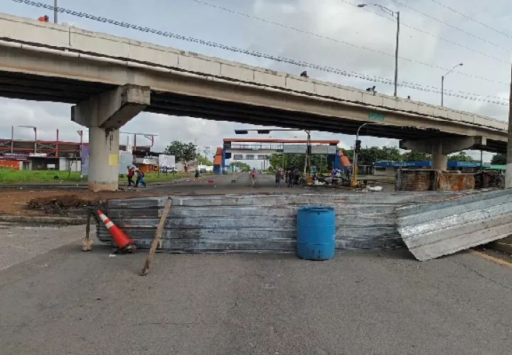 Los cierres se mantienen en el área de la calle 10a de Santiago de Veraguas. Foto. Melquiades Vásquez