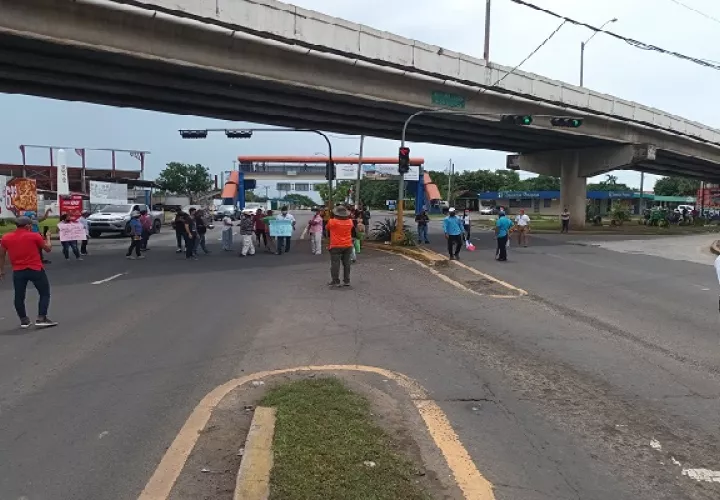 Los grupos originarios de la región veragüense desde horas de la tarde del domingo se encuentran apoyando la huelga de los educadores de la región. Foto. Melquíades Vásquez