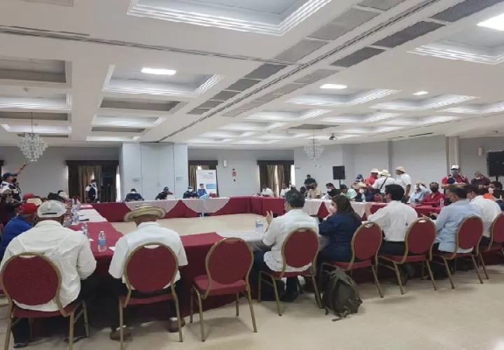 Más de 20 gremios aglutinados en la ANADEPO y funcionarios de alto nivel del gobierno retoman el diálogo en Santiago de Veraguas. Foto. Melquíades Vásquez