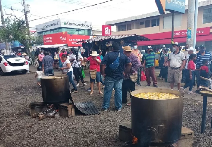 Este domingo los manifestantes desde tempranas horas se reunieron en las instalaciones de AEVE, para cocinar un sancocho en la olla común o "de la resistencia". Foto. Melquíades Vásquez