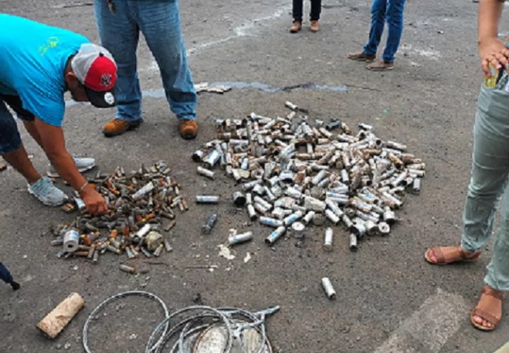 Cartuchos de perdigones y restos de gases lacrimógenos recogidos en la vía. Foto: Melquiades Vásquez