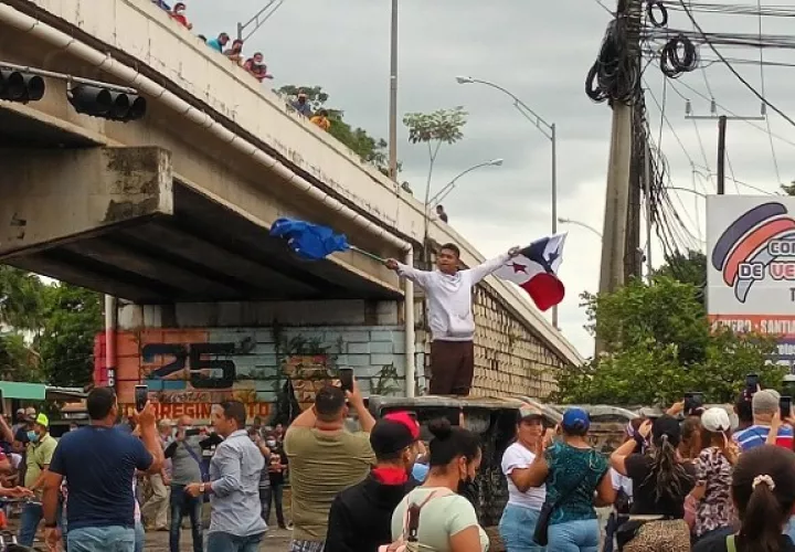 El puente vehicular en Santiago amaneció este miércoles tomado por los manifestantes. Foto: Melquiades Vasquez  