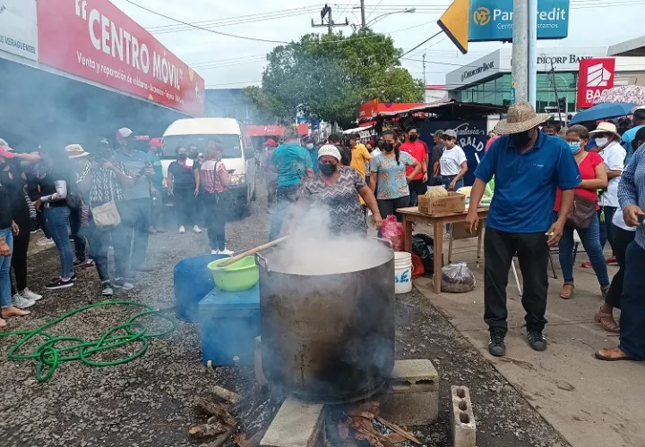 Durante la huelga todos los días harán un sancocho al estilo panameño. Foto: Melquiades Vásquez 