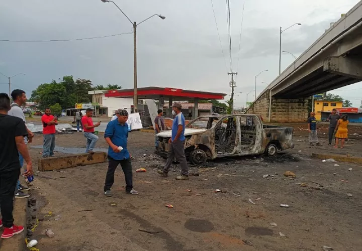 Un patrulla de la Policía Nacional fue vandalizado. Foto: Melquiades Vásquez 