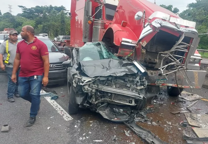 En este accidente múltiple, se vieron también involucrados, una mula y un camión volquete. Foto: Diomedes Sánchez 