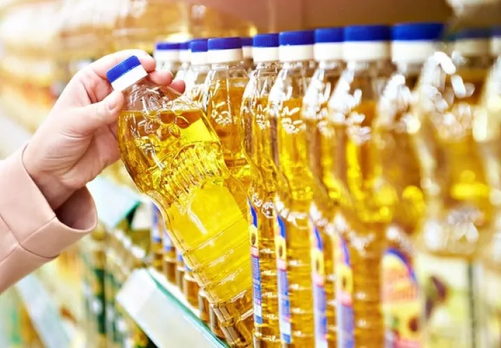 El descenso de los precios del petróleo crudo influyó en la disminución del costo del aceite vegetal. Foto: EFE