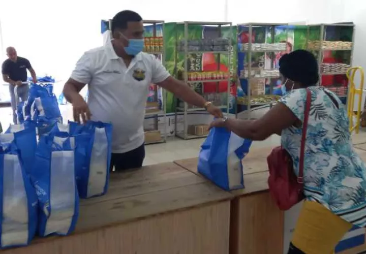 Embarazadas y adultos mayores formaron largas filas para compra arroz en Agrotiendas. Víctor Arosemena