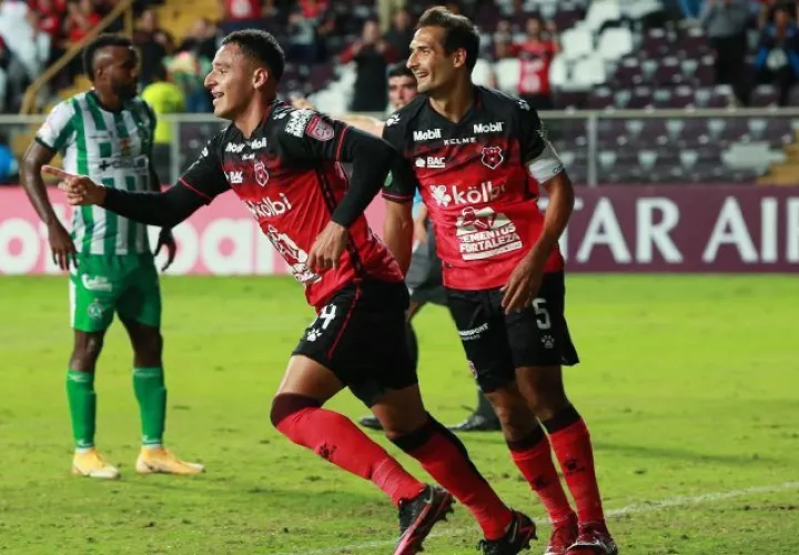 Doryan Rodríguez festeja su gol ante la mirada de Alexander González (verde) del Alianza FC. @ldacr