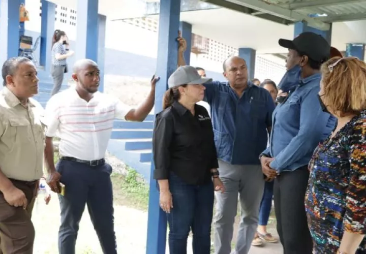 En el Colegio Alfredo Cantón sostuvieron una reunión para hablar de las condiciones de ese plantel. Foto: Cortesía Meduca
