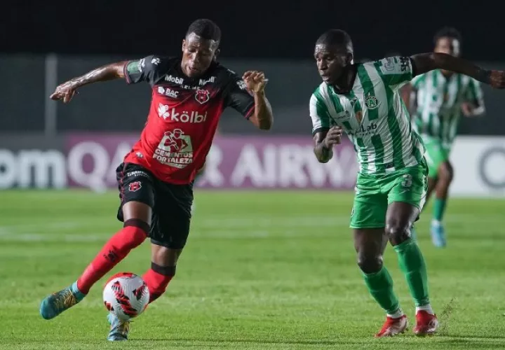 Jhon Trujillo de Alianza (der) y Josimar Alcócer de Alajuelense. Foto:EFE