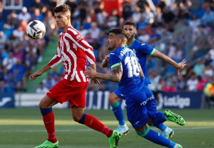 El delantero del Atlético de Madrid Álvaro Morata (izq.) controla el balón ante el centrocampista del Getafe Mauro Arambarri. Foto.EFE