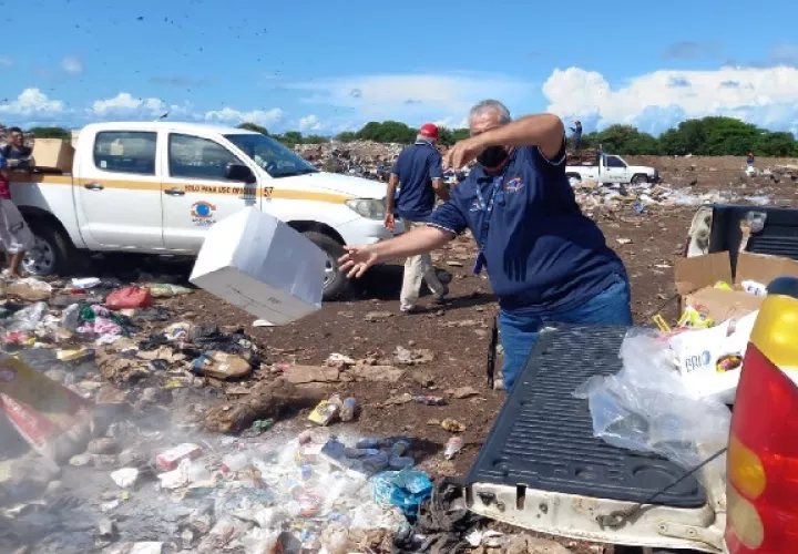 Los alimentos, que fueron retirados de la venta, durante la verificación a 69 establecimientos comerciales en toda la provincia. Foto. Thays Domínguez