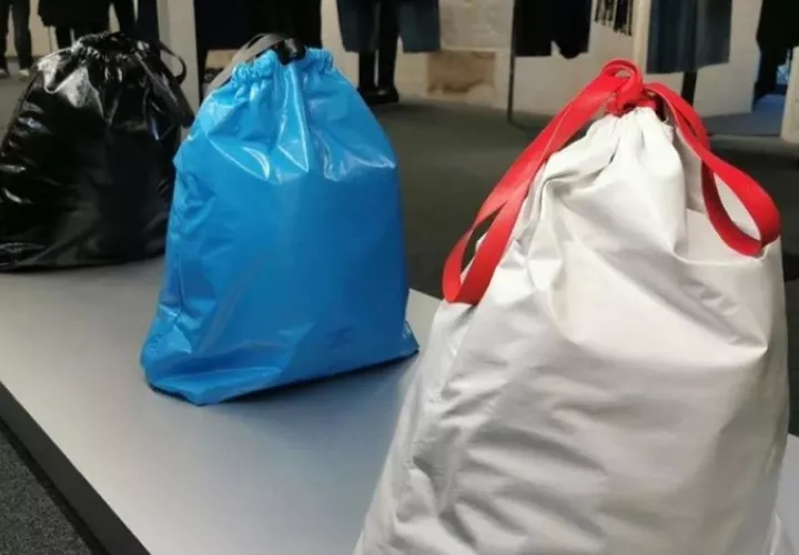  'The Trash Pouch' de Balenciaga está 'inspirado en una bolsa de basura'. Foto: @ighsnobiety