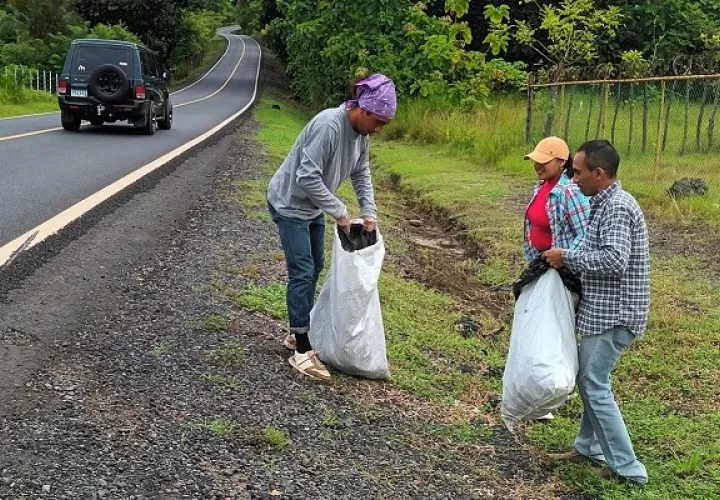 Jóvenes de E Barrito de Atalaya participaron de la limpieza. Foro: Melquiades Vásquez