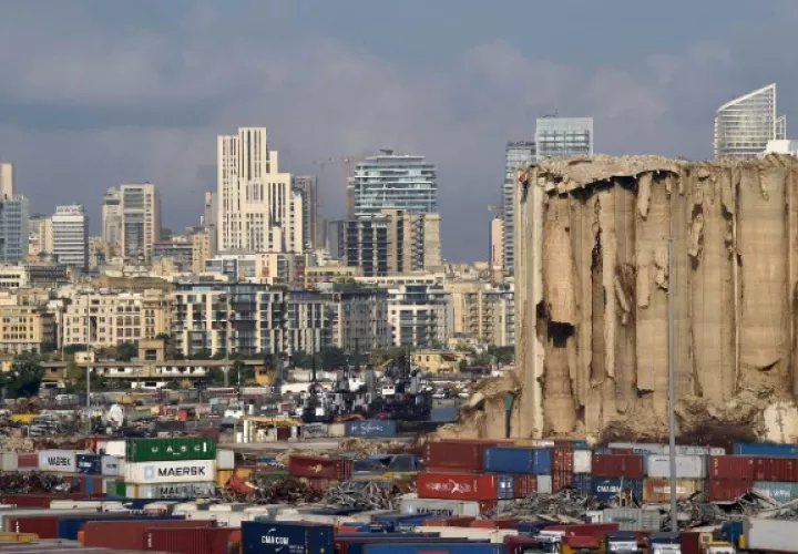 Caen los silos de Beirut. Foto: EFE