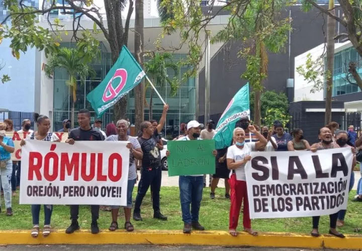 Los dirigentes de Cambio Democrático protestan en su bufete de abogados, ubicado en Costa del Este. Foto: Víctor Arosemena