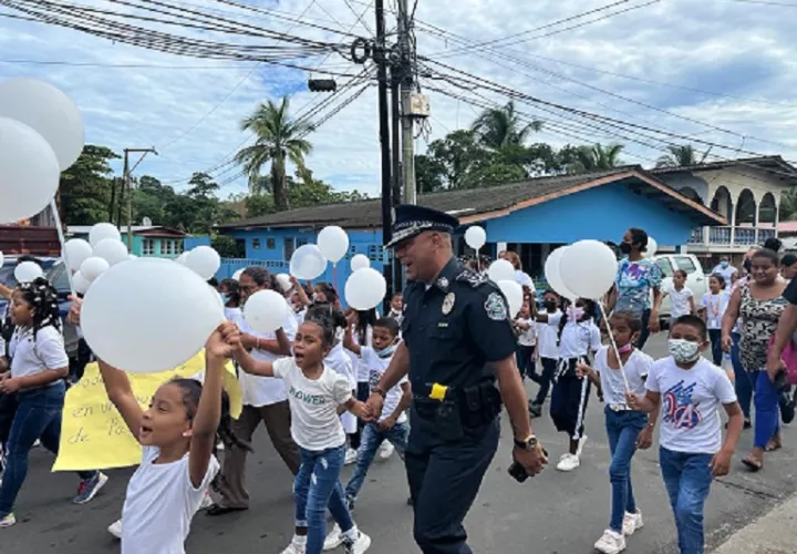 Víctor Méndez, jefe de la Zona Policial de Colón, participó de la marcha. Foto: Diomedes Sánchez