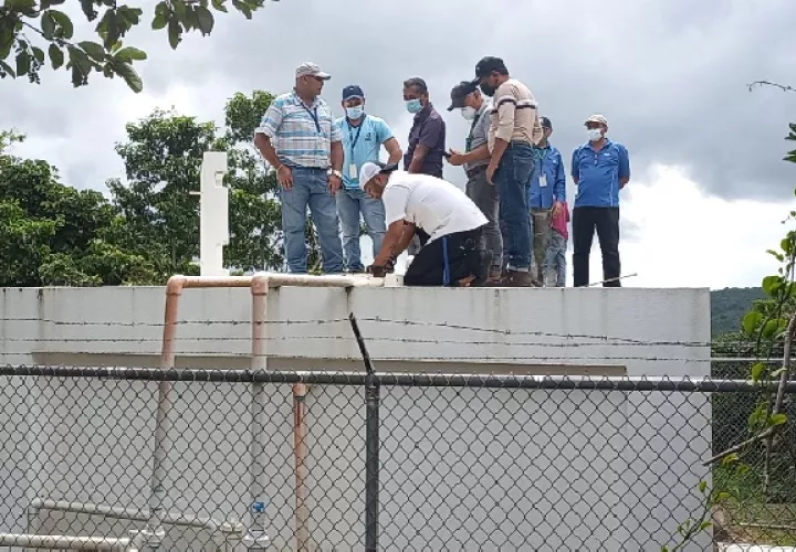 Debido a la deficiencia que presenta la obra, la comunidad solo recibe agua entre cuatro a cinco horas de agua por día. Foto. Eric Montenegro