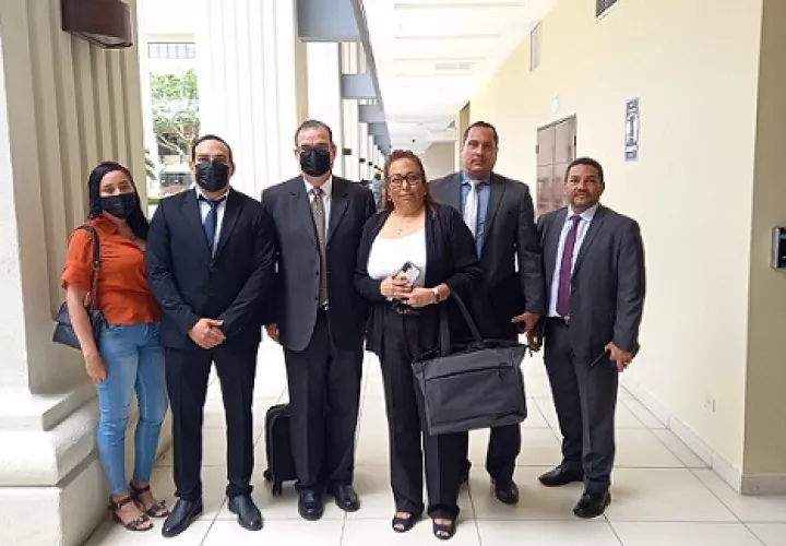 Abogados que acudieron al Tribunal Electoral a presentar la impugnación. Víctor Arosemena.