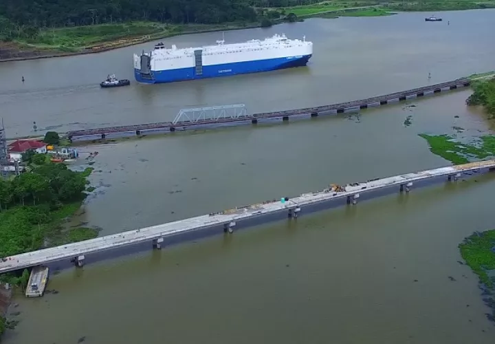 Puente de acceso a Gamboa, que pasa sobre el lago Gatún. El antiguo puente es usado por el ferrocarril. Foto: Cortesía ACP
