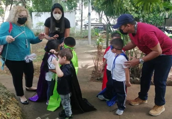 Los niños participaron activamente con guantes y vestuario adecuado para la ocasión. Foto: Cortesía