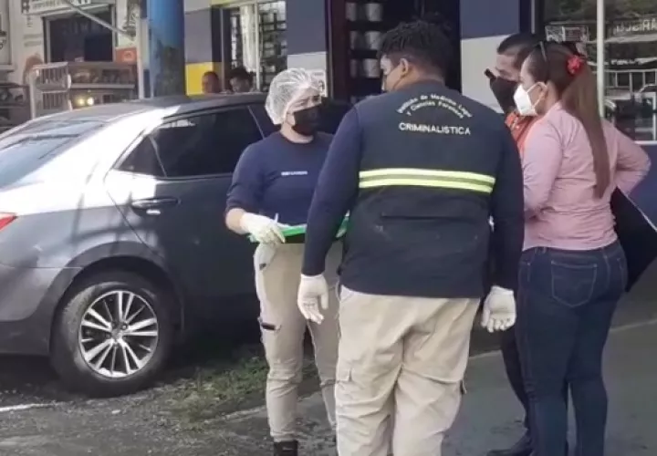 Autoridades del Ministerio Público, acudieron al lugar donde fueron abandonados los autos para recopilar indicios que puedan dar luces a este hecho delictivo. Foto. Mayra MAdrid