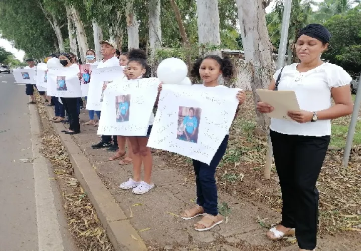 A una semana de la muerte de Wilberto Alvarado Barrera, quien falleció tras ser impactado por un vehículo en la vía circunvalación interna de Chitré, sus familiares decidieron volver al lugar del accidente y elevar su voz de protesta. Foto, Thays Domínguez