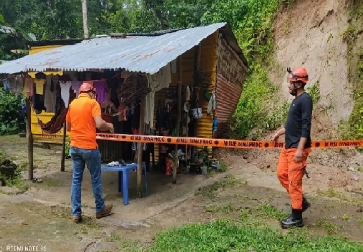 Las constantes lluvias, han ocasionado que la tierra ceda no solo en este sitio, sino también en varios puntos de la provincia, dejando los terrenos inestables.
