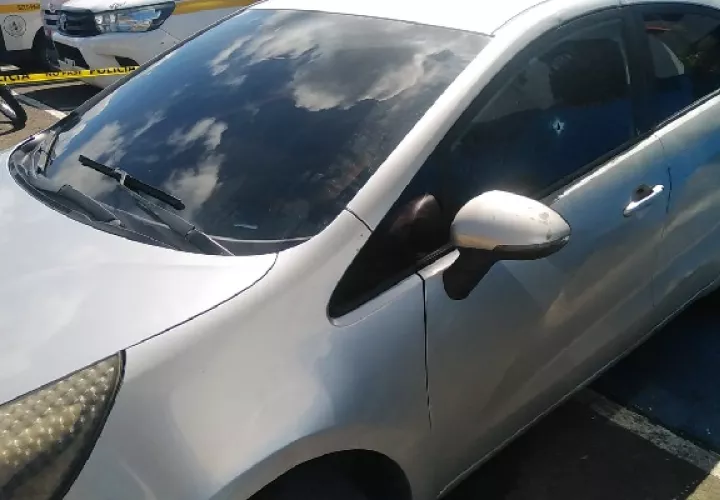 El cuerpo de Óscar Hernández quedó dentro del vehículo, donde fue atacado, allí se observaron los disparos en la ventana del conductor. Foto. Diomedes Sánchez
