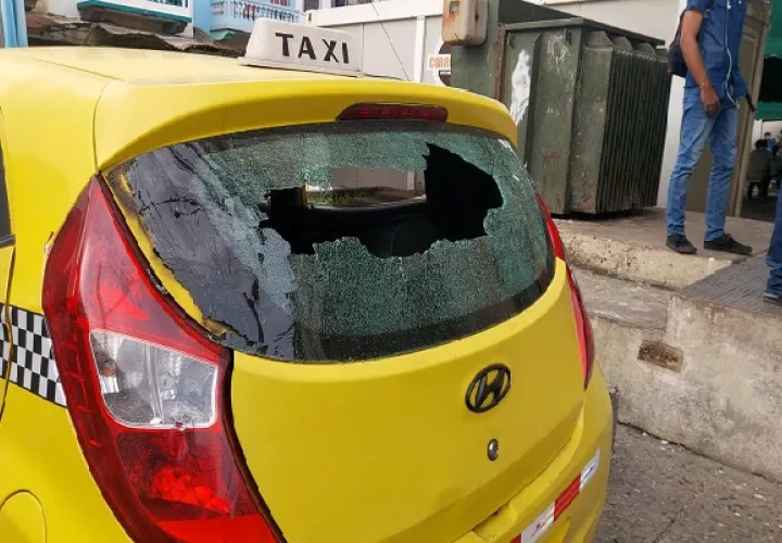 En medio de la balacera un taxi resulto con varios daños por los impactos de bala. Foto. Diomedes Sánchez