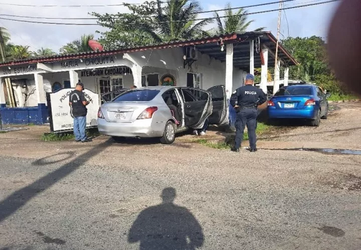 En dos vehículos las autoridades policiales encontraron 25 paquetes de presunta droga.