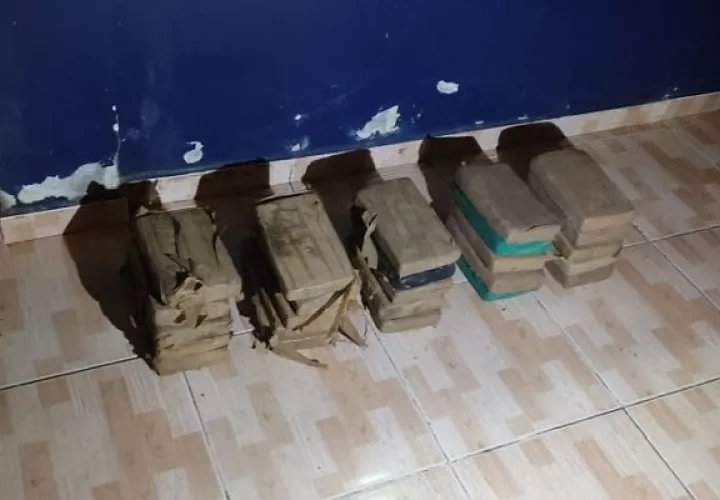 La sustancia ilícita fue ubicada luego de revisar dos vehículos.