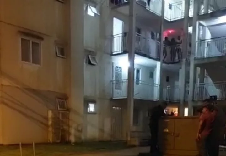 El atacante llegó al multifamiliar H-54 de la comunidad de Altos de Los Lagos, metió la mano por una de las ventanas del apartamento y empezó a dispar.  Foto. Diomedes Sánchez
