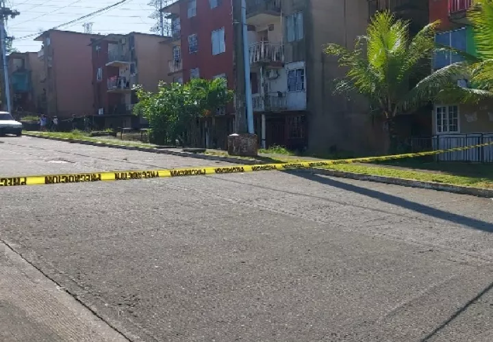 El vehículo donde estaba el occiso y el área donde fue el ataque quedó acordonado con cinta amarilla para preservar la escena del crimen. Foto. Diomedes Sánchez
